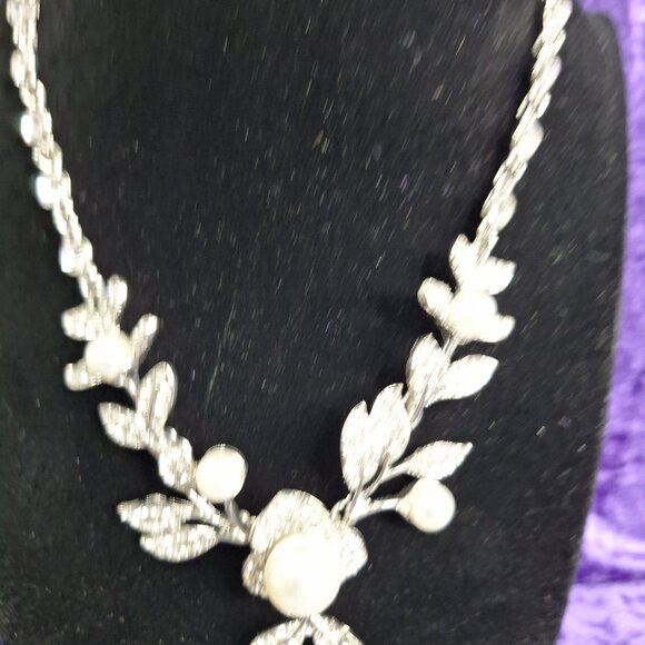 “Island Grace” Pearl & Leaf Necklace Set – Silver Tone with Rhinestones 📝 Descr - Picture 3 of 4